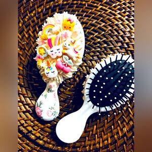 Cute Unicorn themed decoden mini brush. 5.5 in high x 2.3 in wide